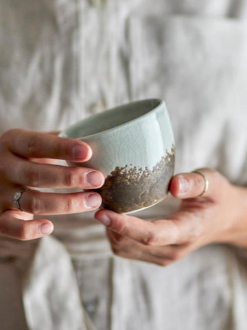 Tasse en grès marron-bleu clair